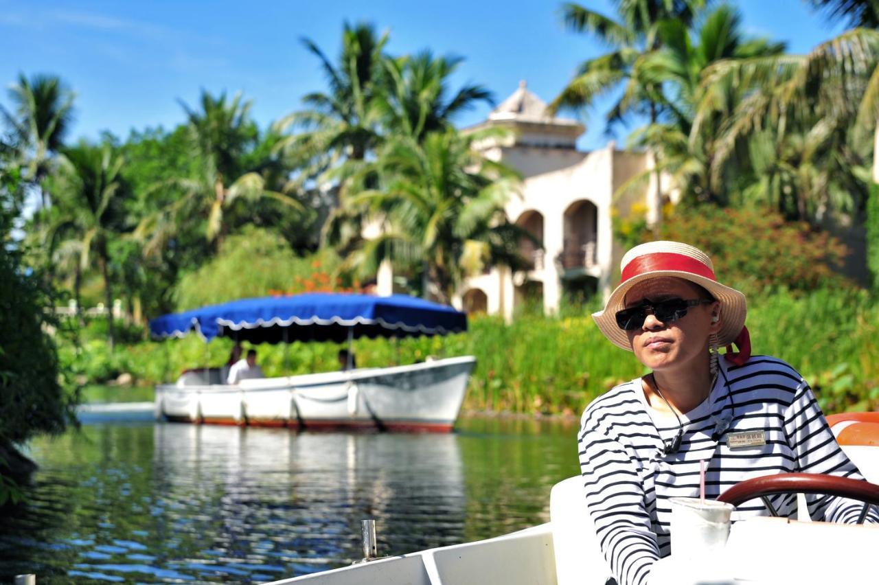 프라미스드랜드 리조트&라군 서우펑 외부 사진 A woman on a boat tour at the Everglades
