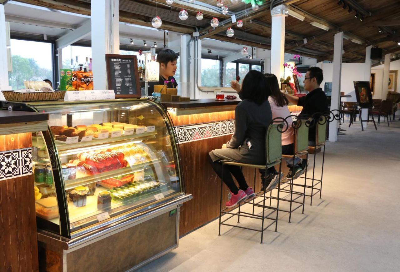 프라미스드랜드 리조트&라군 서우펑 외부 사진 A café in the lobby of the hotel