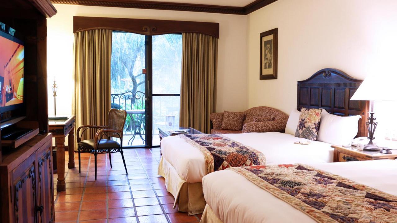 프라미스드랜드 리조트&라군 서우펑 외부 사진 A room at the Hotel Las Alamandas